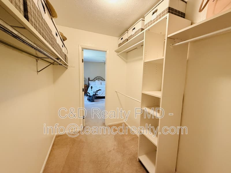 Olmsted TWP House: 8462 Glenbrook Dr, Olmsted TWP OH, 44138