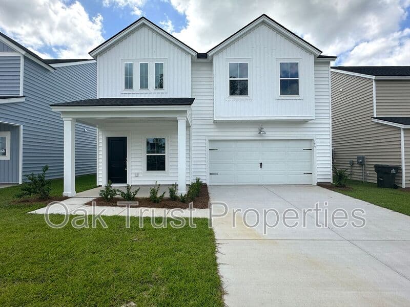 Summerville House: 127 Swaying Palm Dr