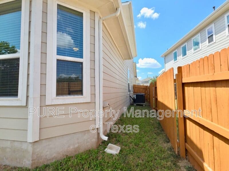 Georgetown House: 204 Riverhill Cv
