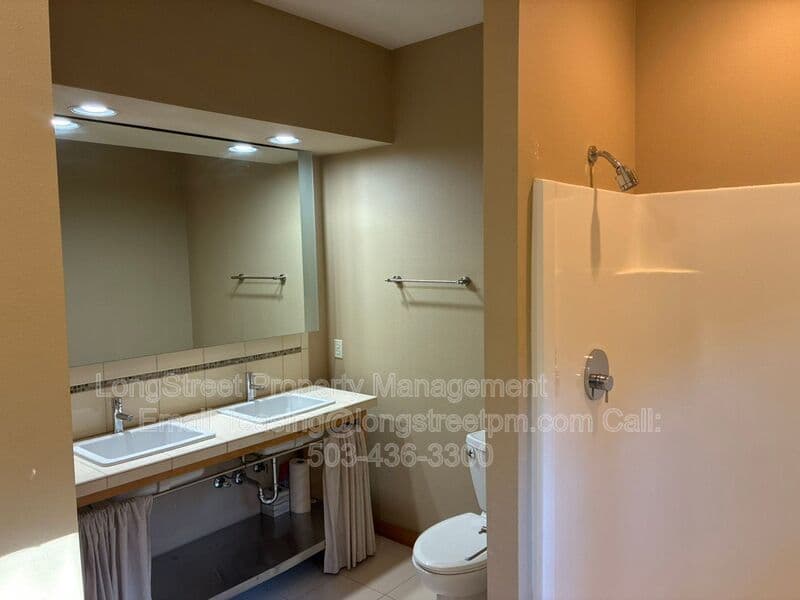 Portland Townhome: 5123 S Corbett Ave