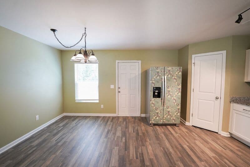 Midway House: 44 Sunrise Cir