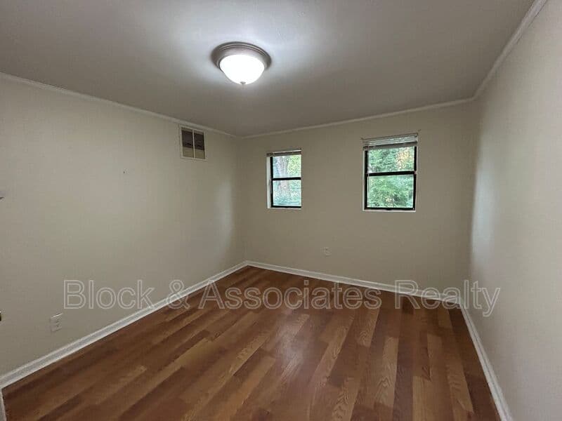Greensboro House: 3910 Honan Dr
