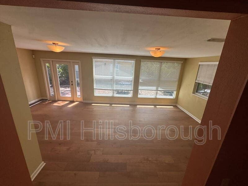 Tampa House: 1403 E Paris St