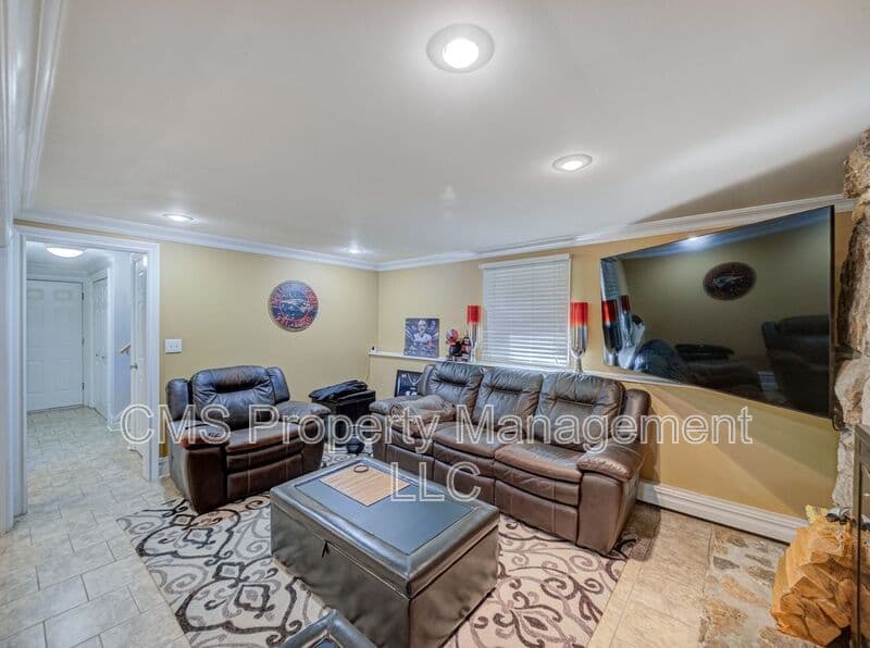 Bloomingdale House: 128 Reeve Ave