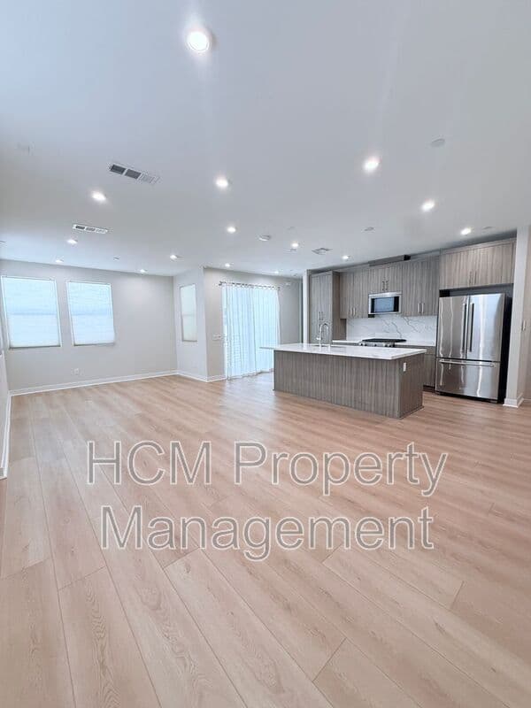 Anaheim House: 1211 W Bushell St