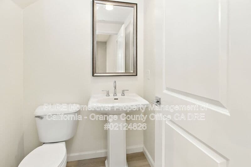 Lake Forest House: 208 El Paseo