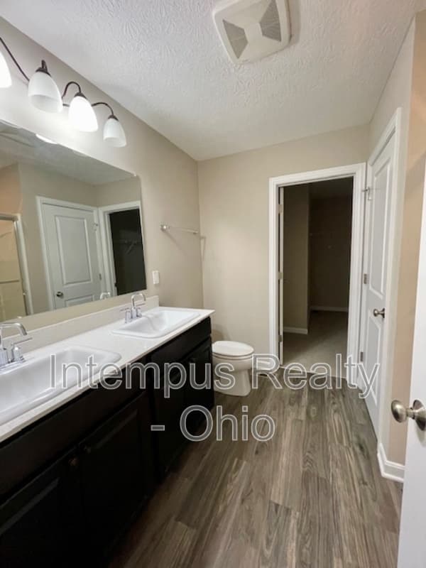 Sunbury House: 7311 Blackwell Dr