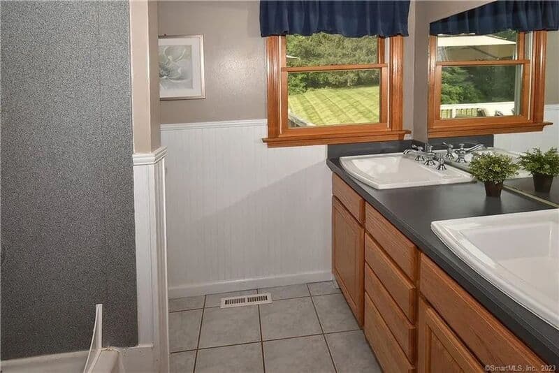 Enfield House: 281 Abbe Rd