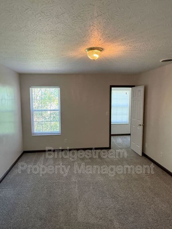 Germantown House: 136 Colonial Circle