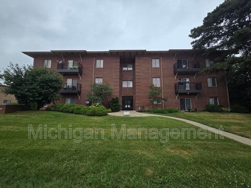 Birmingham Condo: 2727 E Maple Rd