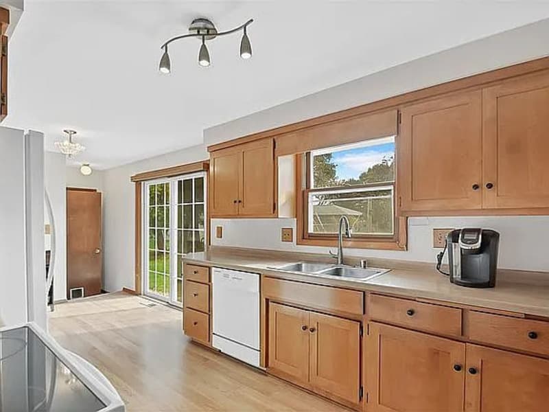 Ashwaubenon House: 2217 Barberry Lane