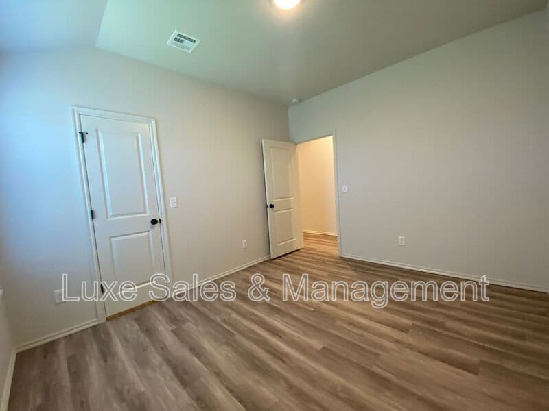 Okahoma City House: 8000 NW 110th Dr