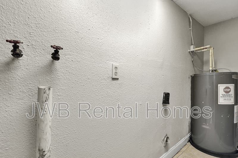 Jacksonville House: 9061 10th Ave