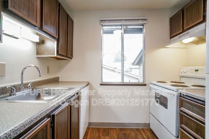 Portland House: 14128 NE Sandy Blvd