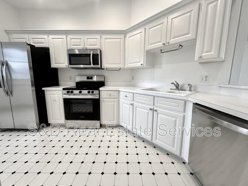 Lakeland Condo: 447 Enclave Place