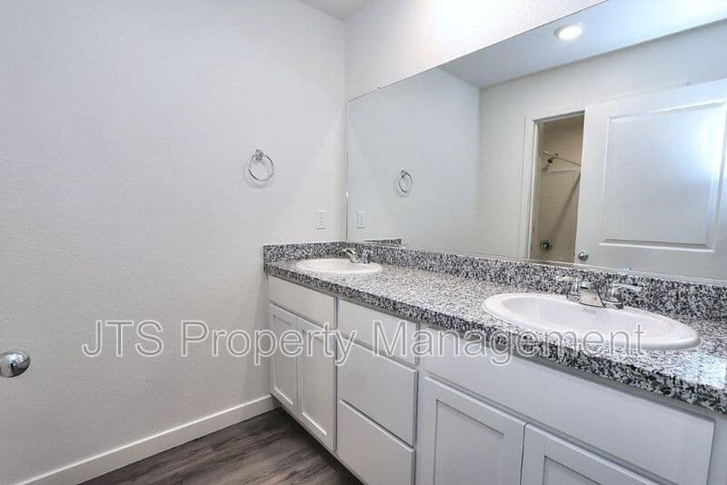 Roseville House: 2049 Shady Tree Circle