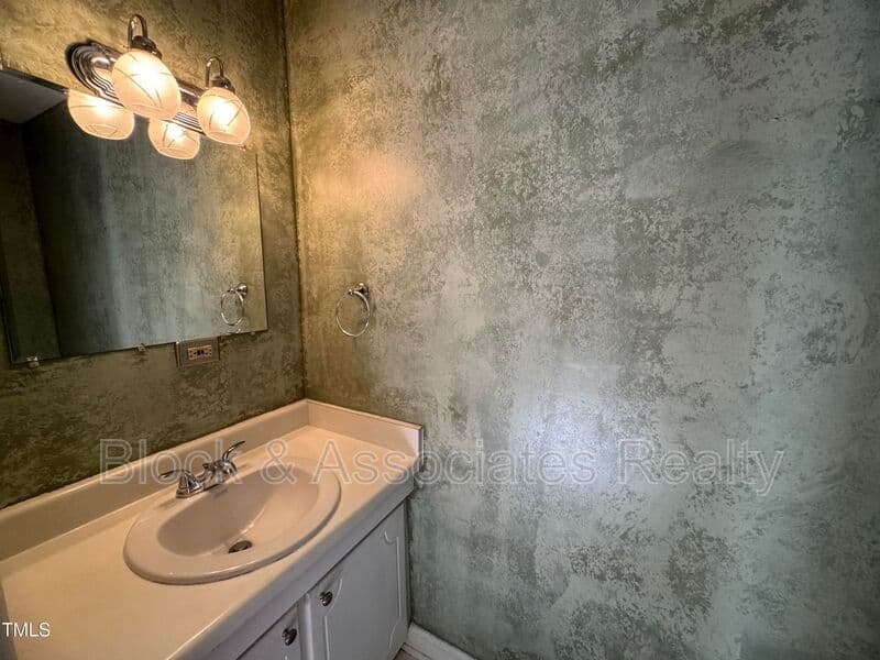 Raleigh House: 5112 Flint Ridge Place
