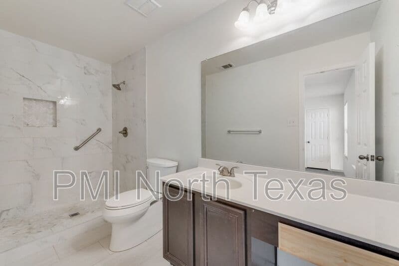 Fort Worth House: 8809 Valley River Drive