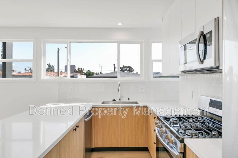 Los Angeles Condo: 8355 Blackburn Ave