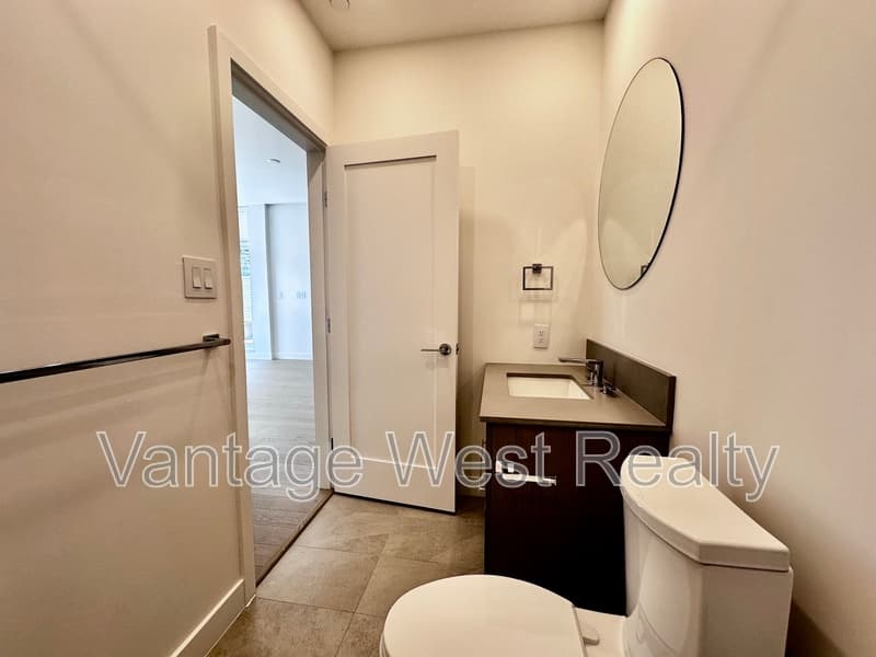 Kelowna Condo: N201-3389 Lakeshore Rd
