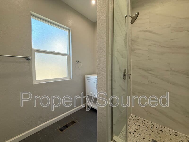 Manteca House: 807 W Yosemite