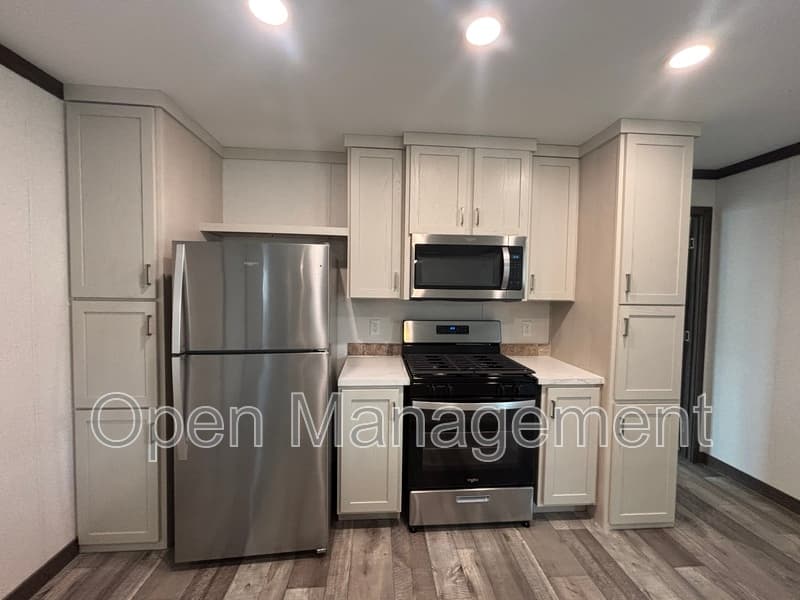 Bismarck House: 725 S 12th St