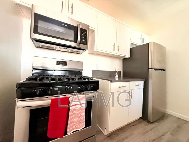 Los Angeles House: 1029 N. Ardmore Avenue