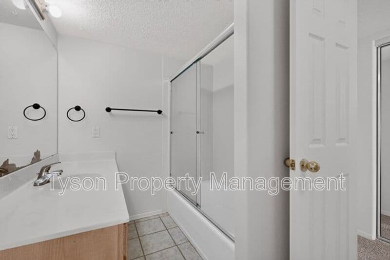 Albuquerque House: 10008 Del Chaparral Ct NE