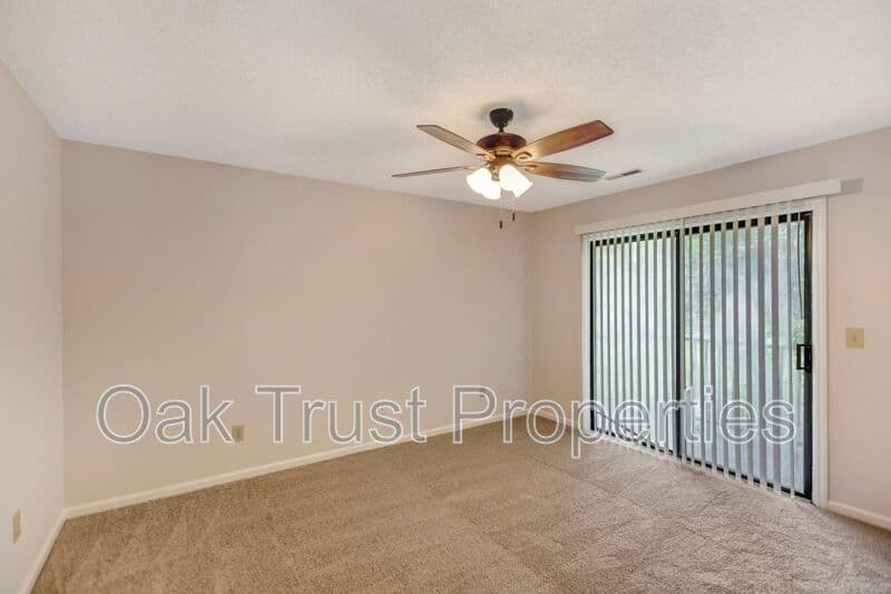 Summerville Townhome: 593 Travelers Blvd