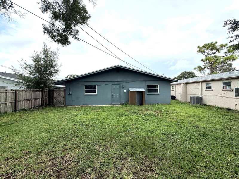 Largo Condo: 3716 137th Avenue North - B