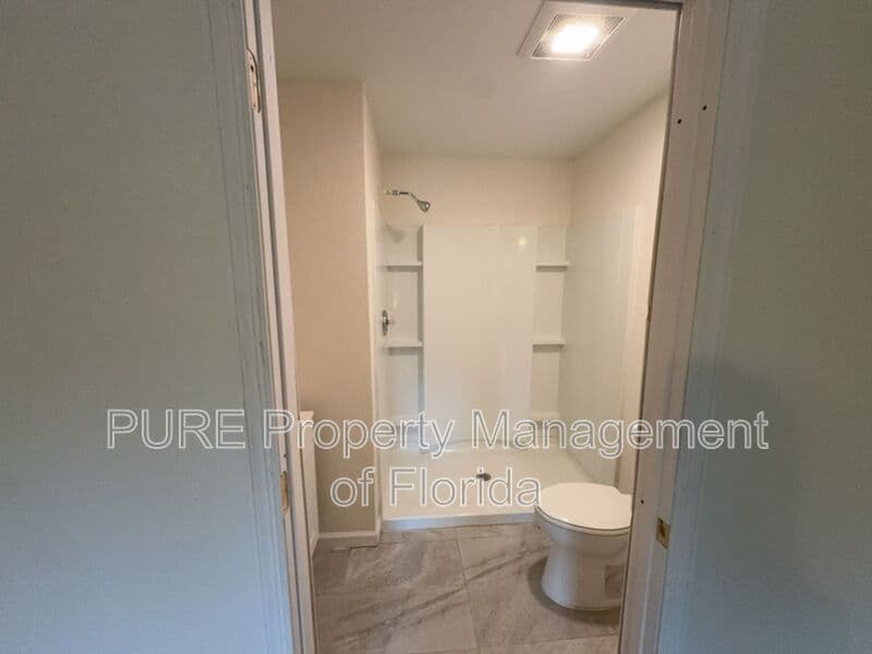 Williston House: 11330 NE 66th Lane