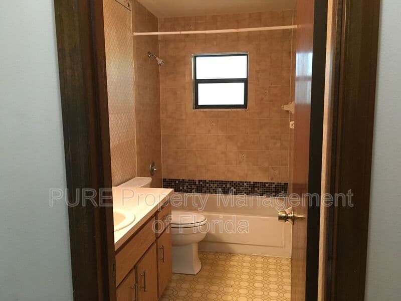 Ocala House: 3242 NE 32 Avenue