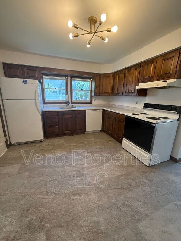 Saratoga Springs House: 2-4 Russell St