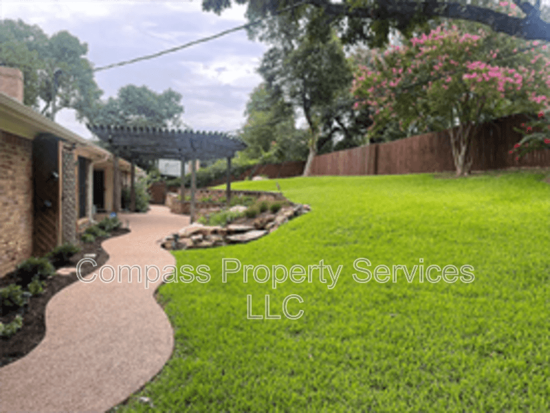 Woodway House: 902 Woodland West