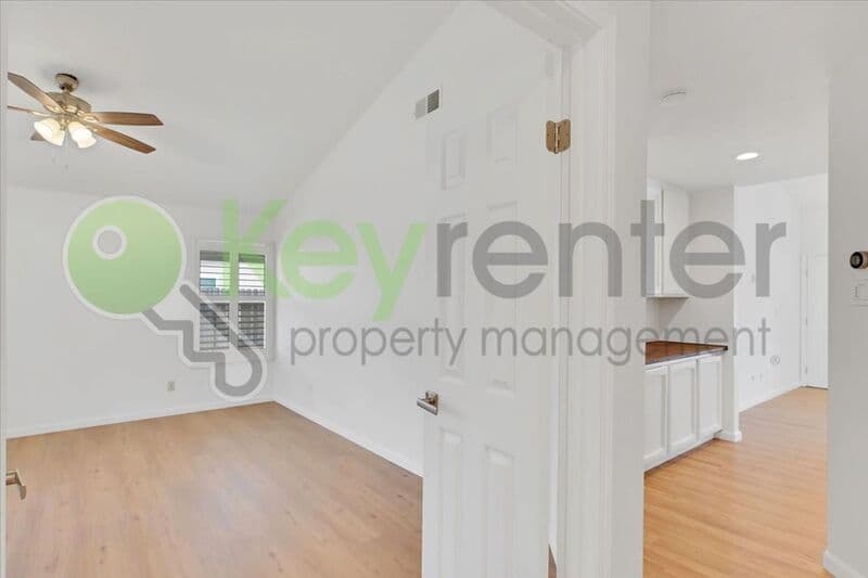 Sacramento House: 8428 Cassatt Way