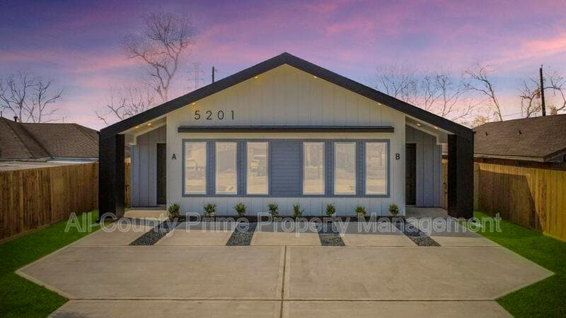Houston Condo: 5201 Fairchild St