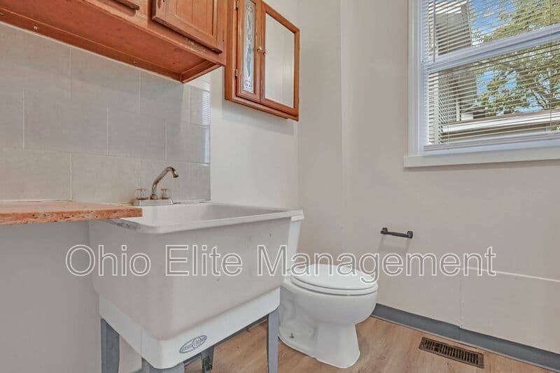 Columbus House: 243 N Wayne Ave