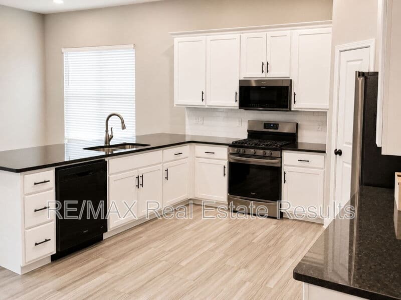 Bentonville House: 511 Melrose Pl