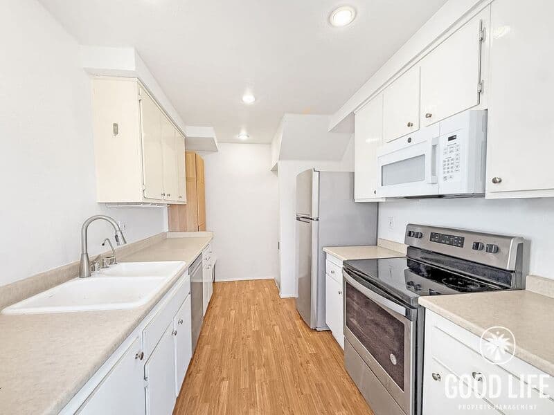 La Jolla Condo: 8310 Via Sonoma