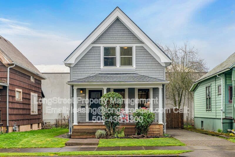Portland House: 536 NE San Rafael St