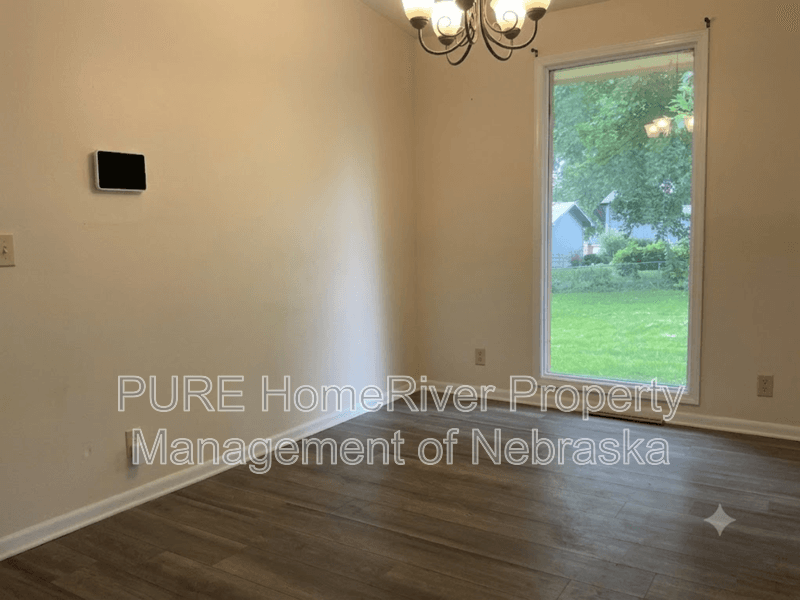 Omaha House: 15229 Y St