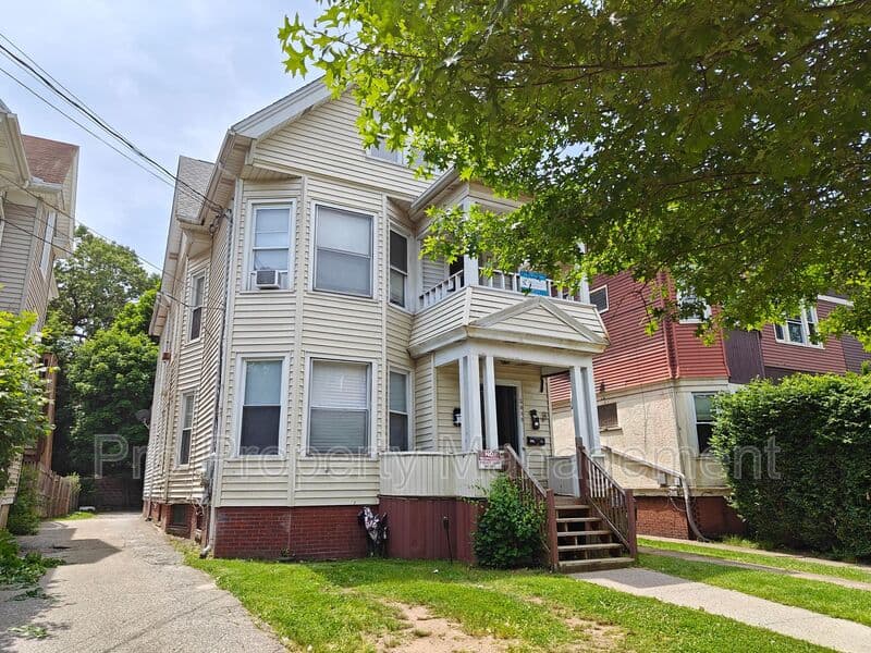 New Haven House: 1644 - 1646 Chapel Street