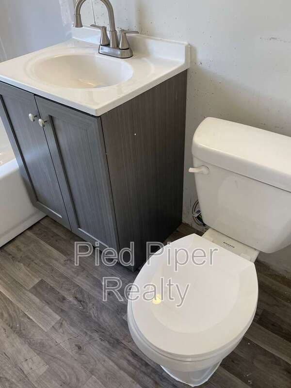 Freeport House: 320 W Clark St