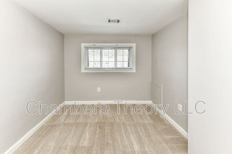 Falls Church Condo: 445 Hampton Ct