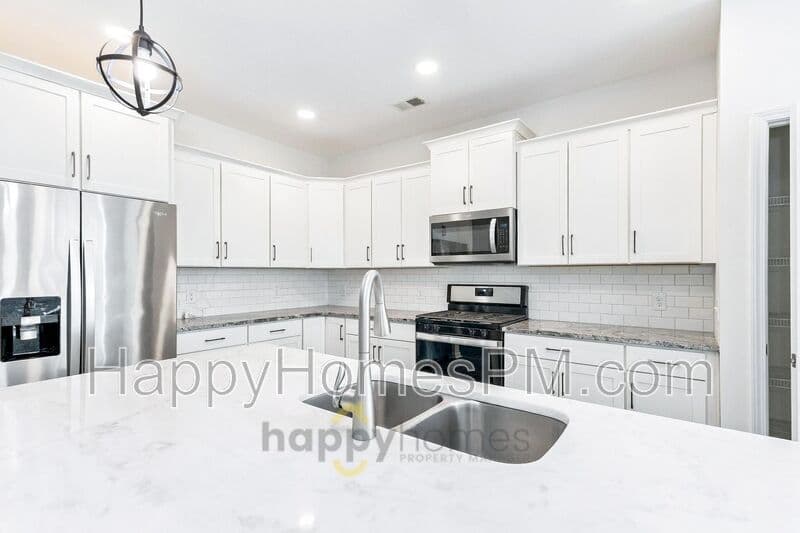 Summerville House: 585 Yellow Leaf Lane