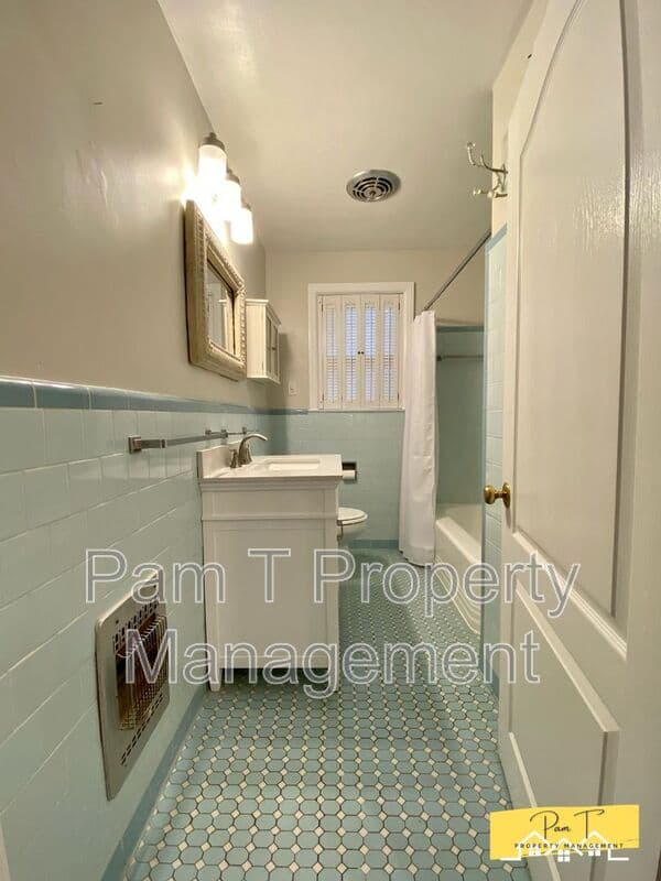Savannah House: 304 Columbus Dr