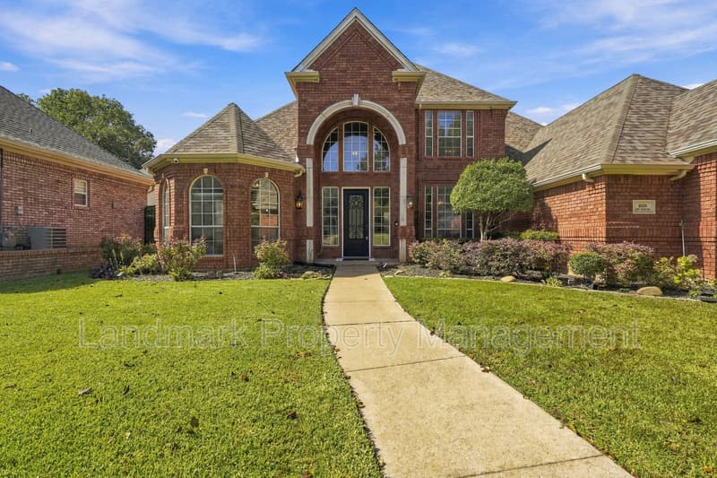 Arlington House: 2114 Bay Club Drive