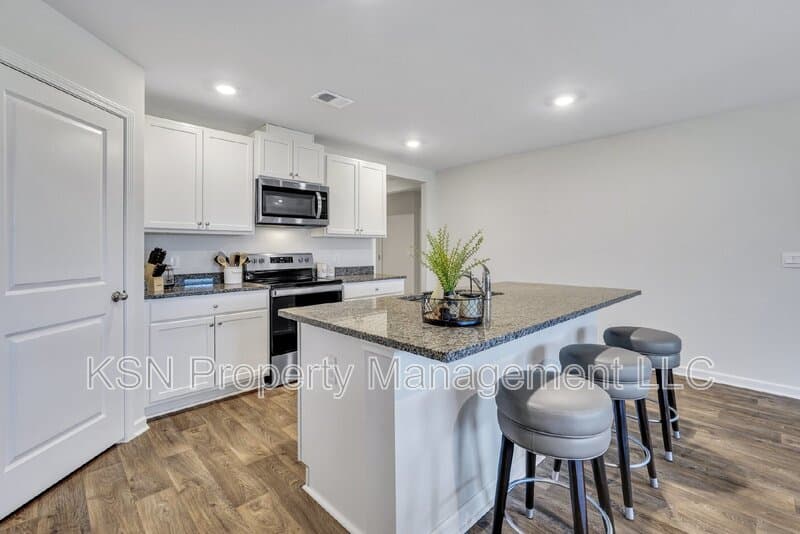 Bloomingdale House: 224 Skylark Rd