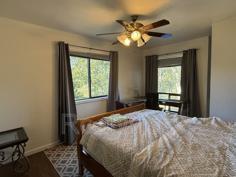 Roseburg House: 539 Hatfield Dr