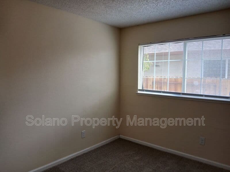 Vallejo House: 400 Mokelumne Drive